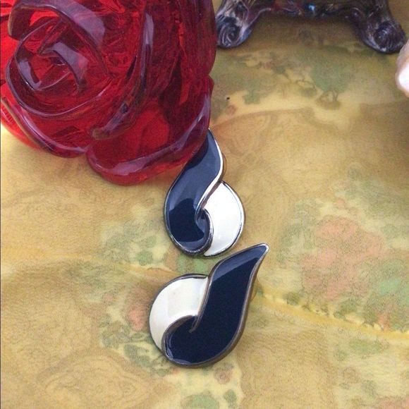 Vintage Navy & Cream Enamel Earrings Pierced Stud 1980’s - Picture 8 of 11